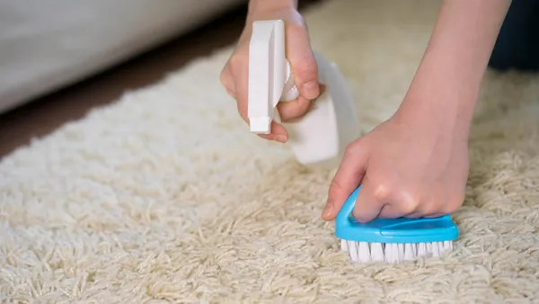 איך לנקות שטיח בצורה יעילה